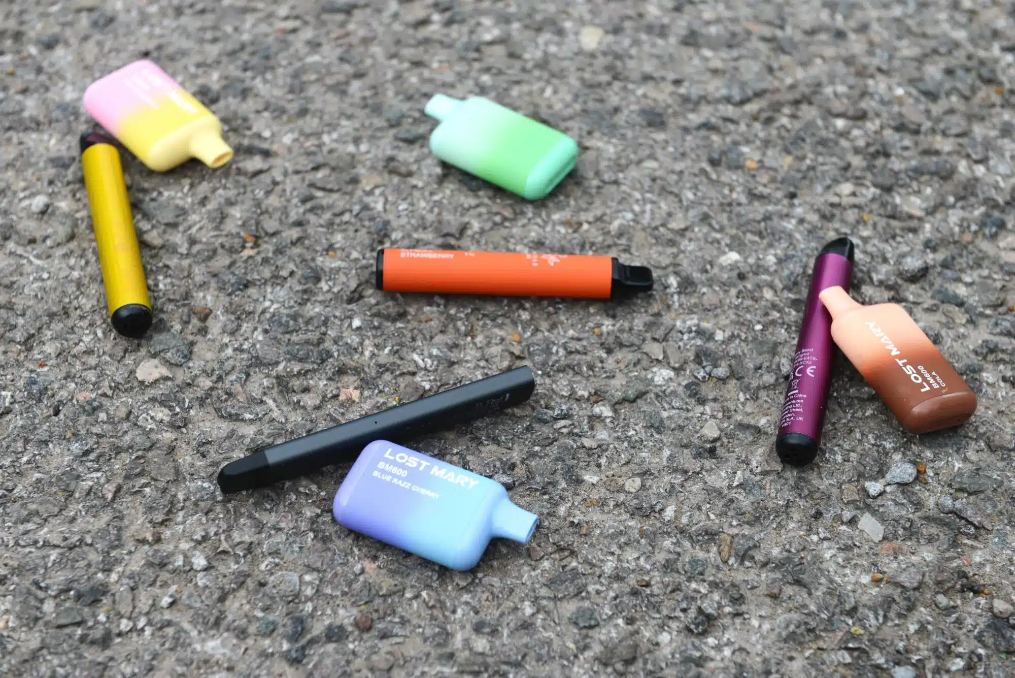 jednorazowe e-papierosy problem, e-odpady vaping, dzieci używające e-papierosów, śmieci jednorazówki - Czy jednorazowe e-papierosy są szkodliwe dla środowiska ...