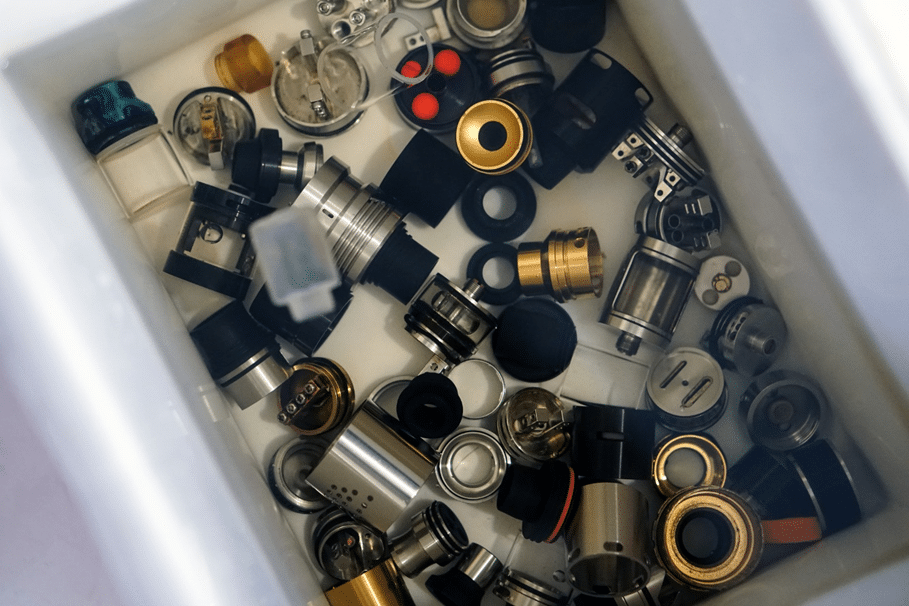 zużyta grzałka pod, spalona grzałka vape, wymiana grzałki e-papierosa - Jak nie spalić grzałki w e-papierosie? Praktyczne rady | VEEV Polska
