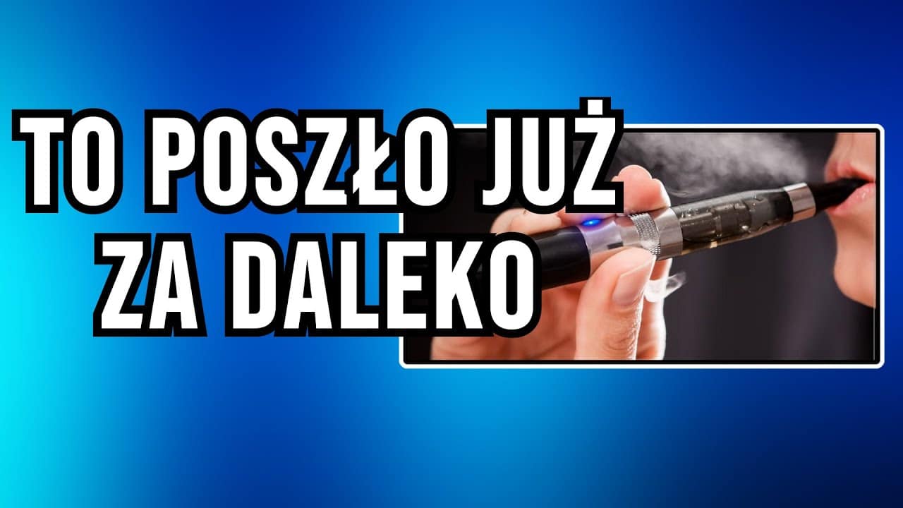 programista wapujący przy biurku, e-papieros w biurze home office, mikro przerwa z vape - Jednorazowy e-papieros zamieniony w serwer. Technologia poszła już za daleko?