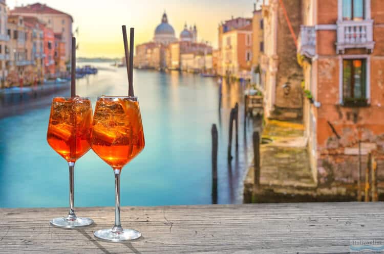 e-papieros smak Aperol, Aperol Spritz zachód słońca Włochy, pomarańczowy drink nad morzem, wakacyjny klimat - Czym orzeźwić się w letnie dni? Odcinek 1 - Aperol | BP ...