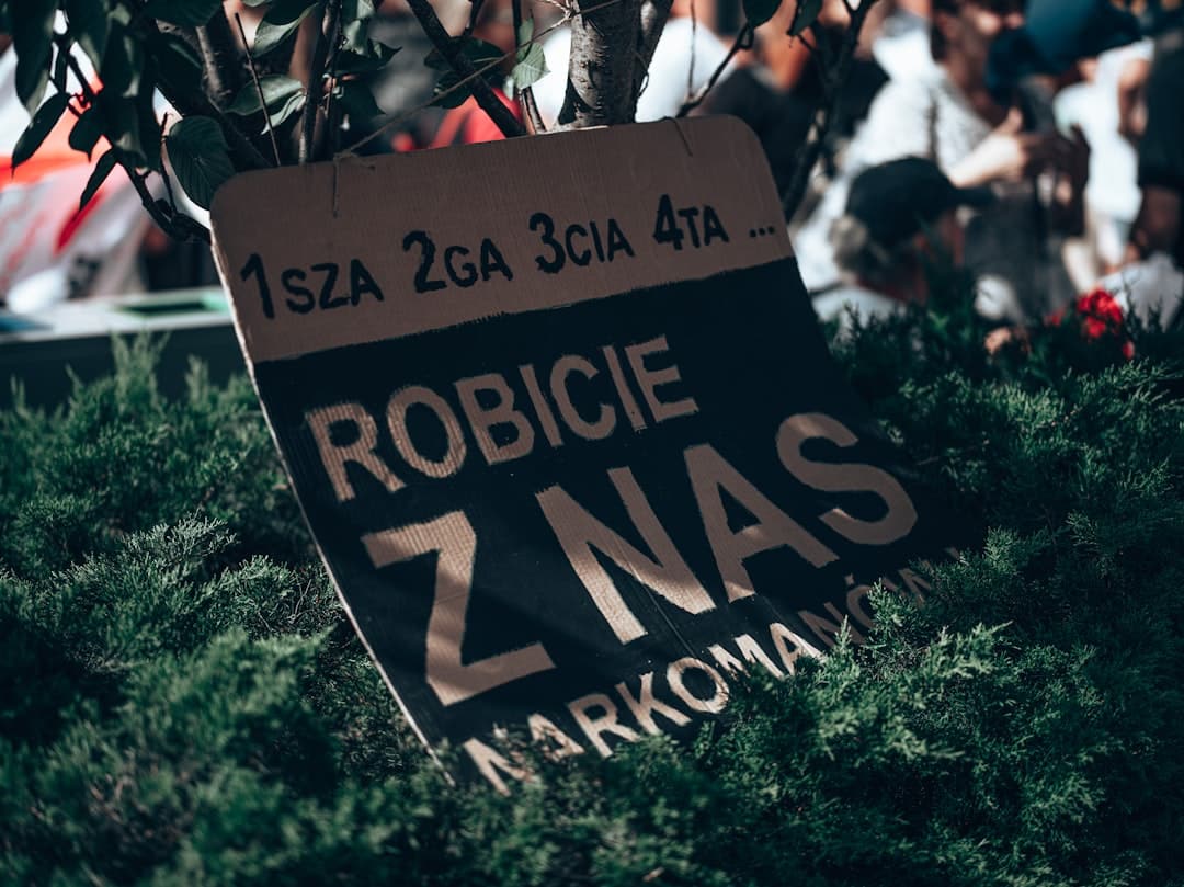 Grafika przedstawiająca e-papieros jednorazowy z symbolem zakazu (czerwone koło z ukośną linią), symbolizująca potencjalny całkowity zakaz sprzedaży.