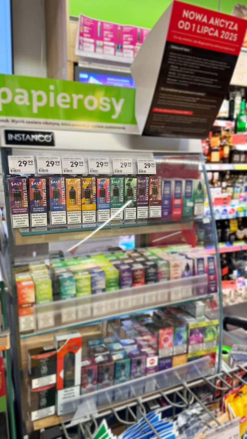 Zdjęcie przedstawiające popularne systemy POD, takie jak Oxva Xlim i Vaporesso XROS, z widocznymi zbiornikami na liquid, symbolizujące alternatywę dla jednorazówek.