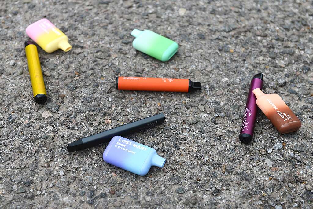 Puste półki w sklepie Żabka, gdzie wcześniej znajdowały się e-papierosy jednorazowe, symbolizujące ich całkowity zakaz sprzedaży i zniknięcie z oferty.