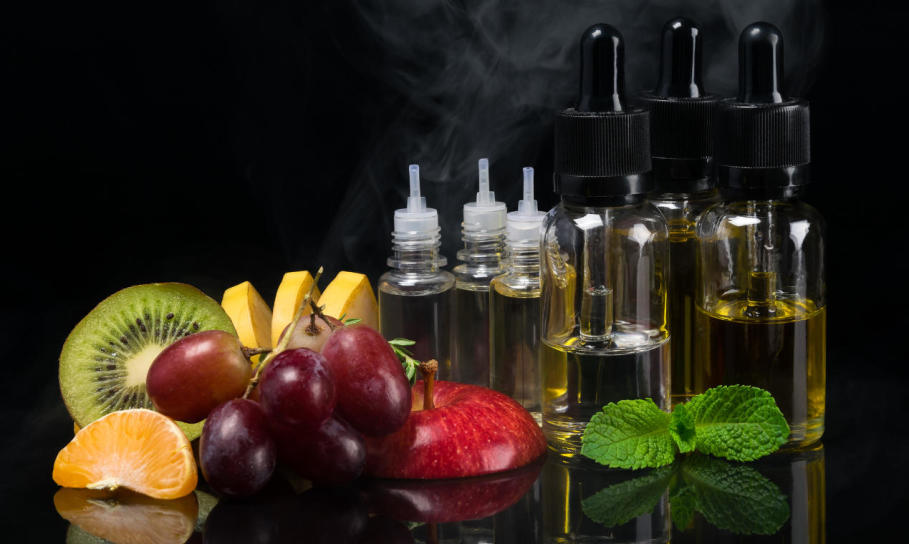 Kompozycja różnych świeżych owoców cytrusowych: grejpfruty, cytryny, limonki i pomarańcze, ułożone obok siebie, symbolizująca porównanie ich profili smakowych.