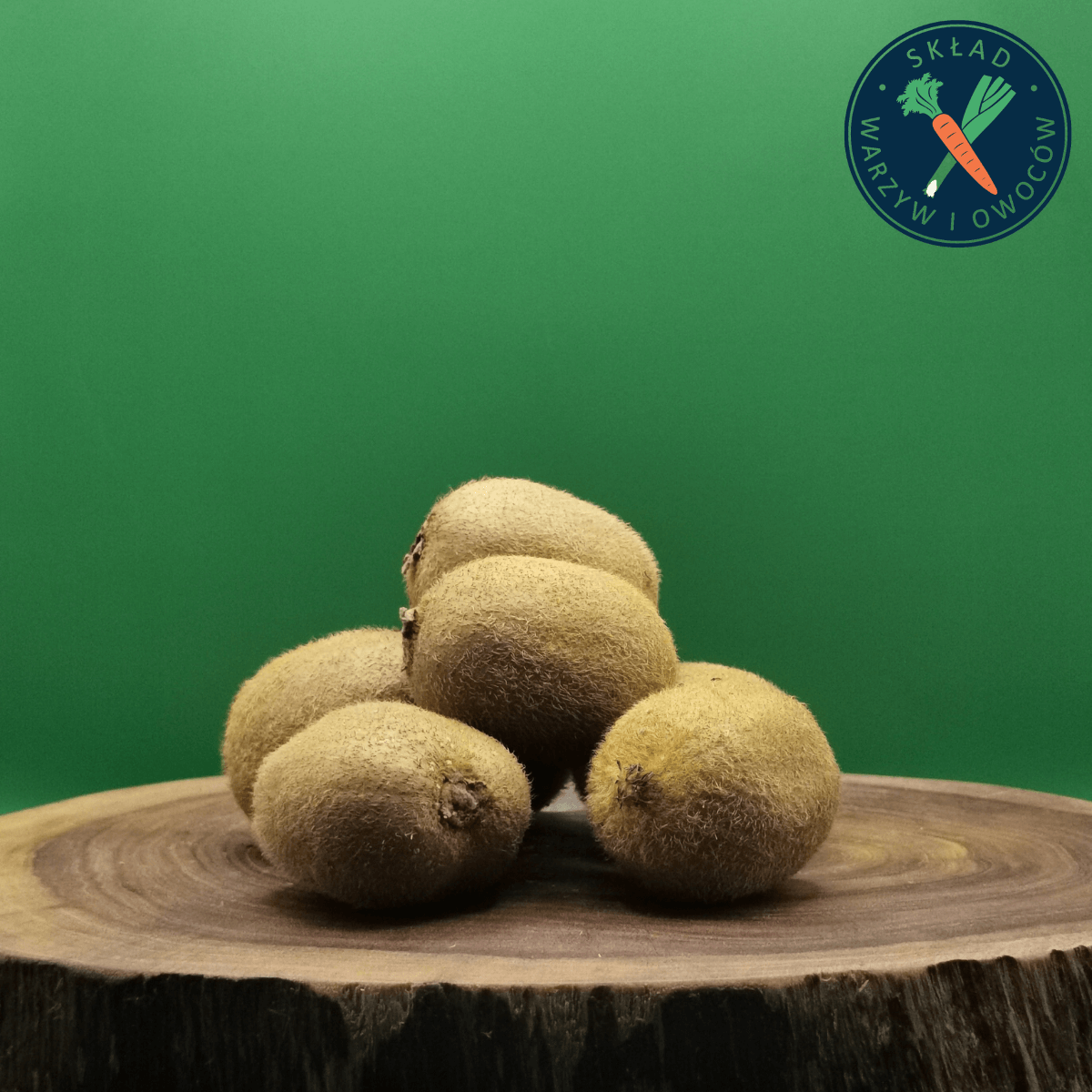 Ułożone na drewnianej desce świeże, zielone jabłko i przekrojone kiwi, symbolizujące połączenie smaków.