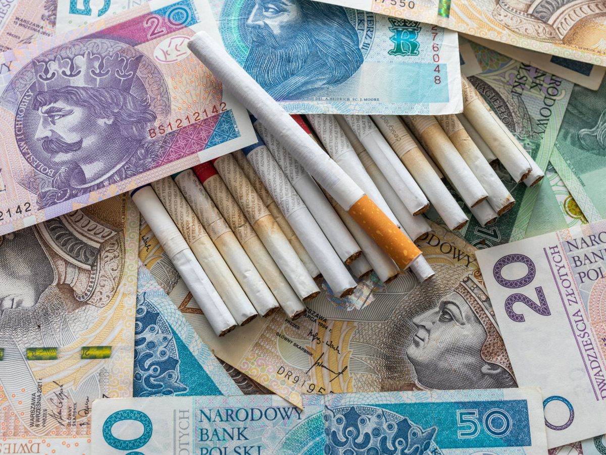 Zdjęcie przedstawiające otwarty portfel z banknotami i paczkę papierosów, symbolizujące rosnące koszty palenia w Polsce w 2026 roku.