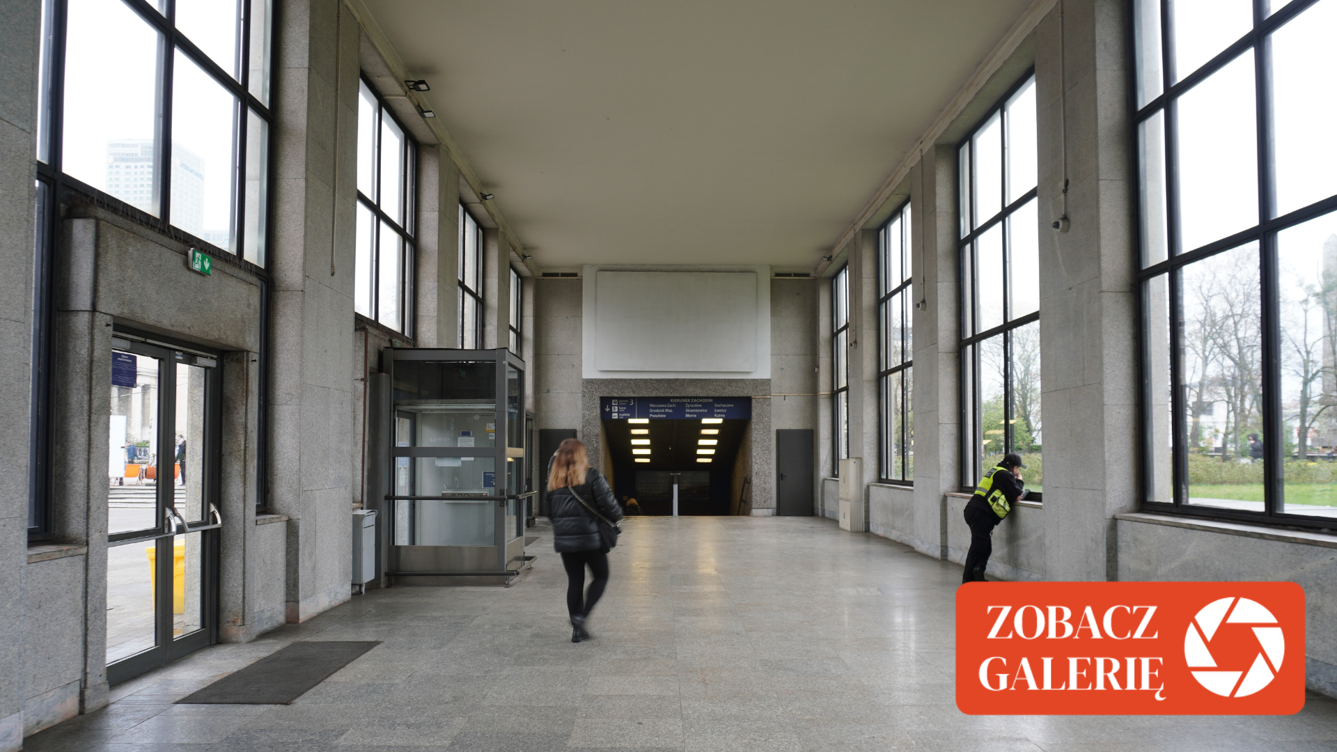 Uśmiechnięta obsługa sklepu VapeGo rozmawiająca z zadowolonym, zagranicznym klientem, bez bariery językowej, z łatwością tłumacząc szczegóły produktu.