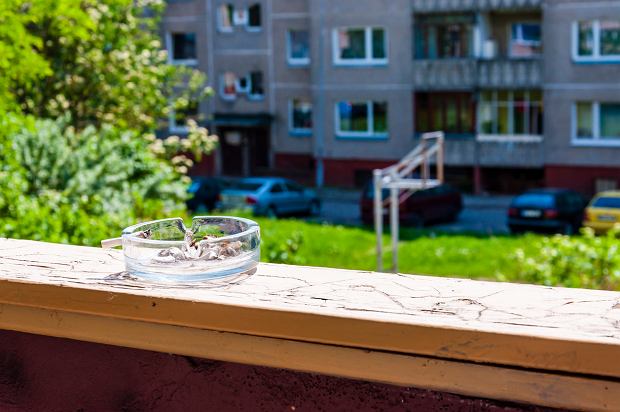 Wnętrze nowoczesnego sklepu VapeGo w Warszawie, ukazujące szeroki asortyment e-papierosów i liquidów.